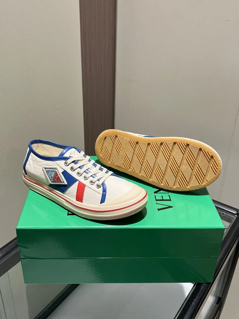 p518🐮🐮Bottega Veneta BV's latest Eliot series, retro basketball shoes, casual sports canvas shoes, become gods when they are launched! [Celebration] [Celebration] A 1:1 copy of the original version, [Fireworks] original material, [Fireworks] original color system, inspired by retro basketball sneakers, the color combination highlights youthful vitality, and perfectly interprets the theme of youth and childlike innocence. The details are also very particular. The summer canvas brings excellent durability and comfort. Designs such as calfskin trim, rubber toe caps and hand-painted retro red lines are full of retro feel. The round toe and convex sole add a modern feel and are suitable for various styles. Easily create a fashionable atmosphere. The upper foot is the focus...can be worn as a couple's shoes...each shoe has more taste and attitude! Fabric: Original customized high-density canvas + cowhide Lining: Original customized breathable canvas Insole: movable latex cowhide insole. Sole: original molded non-slip and wear-resistant TPU material. Sole thickness: 3cm. Size: women's size 35#-40#, men's size 39#-45#.